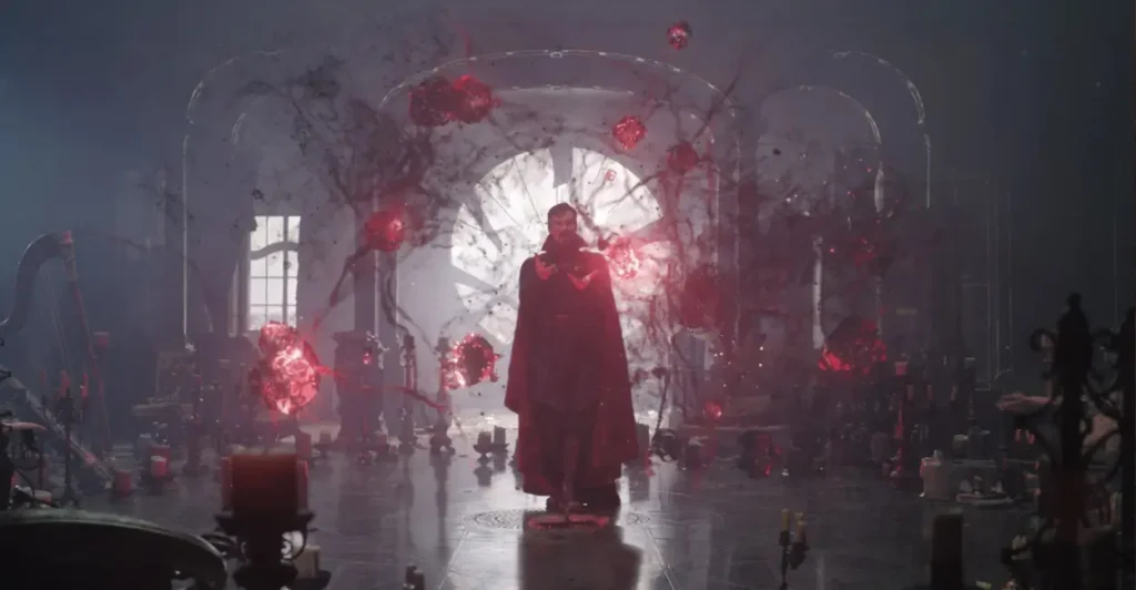 Cena de Doutor Estranho no Multiverso da Loucura (2022), com Stephen Strange (interpretado por Benedict Cumberbatch) conjurando magia do caos em um ritual sombrio, cercado por energia vermelha e elementos místicos no Sanctum Sanctorum — destaque para o tom mais sombrio e visual impactante do filme da Marvel dirigido por Sam Raimi.