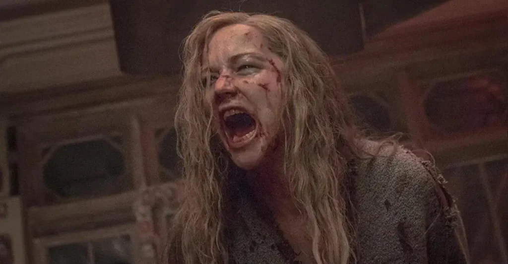 Cena intensa do filme Mãe! (2017), com a personagem Mãe, interpretada por Jennifer Lawrence, ensanguentada e em desespero, simbolizando o colapso emocional e físico em meio ao caos crescente na alegoria perturbadora dirigida por Darren Aronofsky.