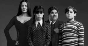 Elenco da série Wandinha com Mortícia, Wandinha, Gomez e Feioso Addams em retrato oficial em preto e branco, destacando o visual gótico clássico da Família Addams.
