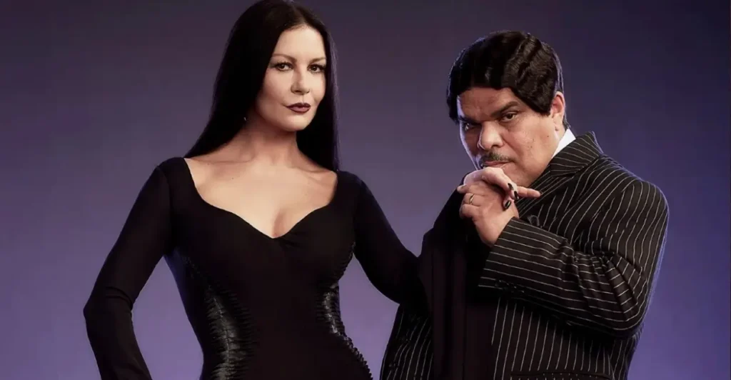 Gomez e Morticia Addams na série Wandinha da Netflix, posando lado a lado com figurinos clássicos e expressão séria.