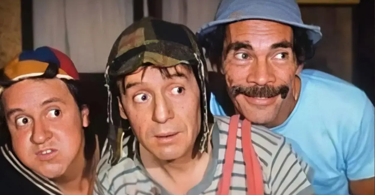 Chaves, Quico e Seu Madruga em cena clássica da vila, personagens icônicos do seriado mexicano Chaves, sucesso atemporal na TV latino-americana.